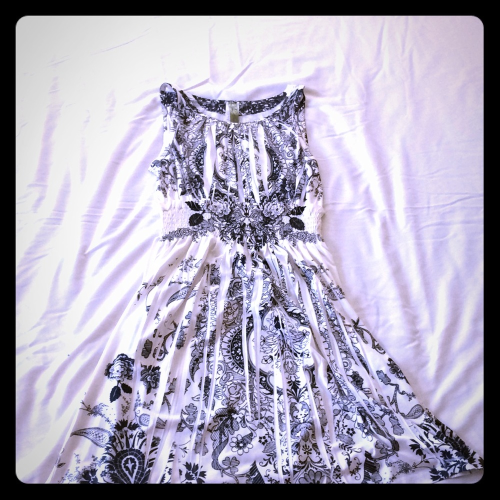 White dress w/black "spray paint" detail peep slit